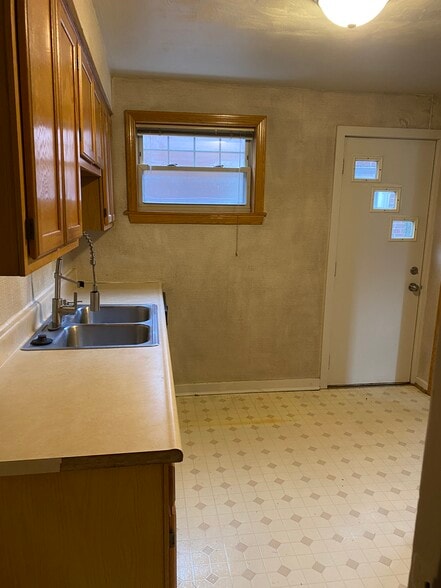 Building Photo - 1224 W 7th St