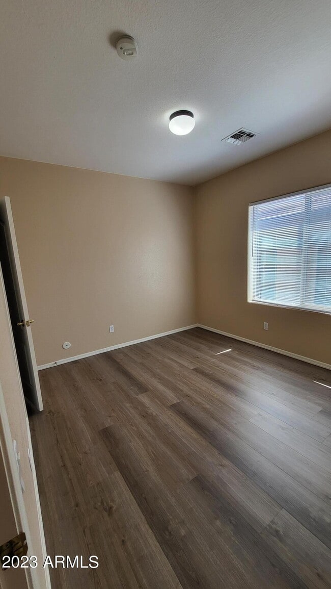 Building Photo - 517 S 115th Dr