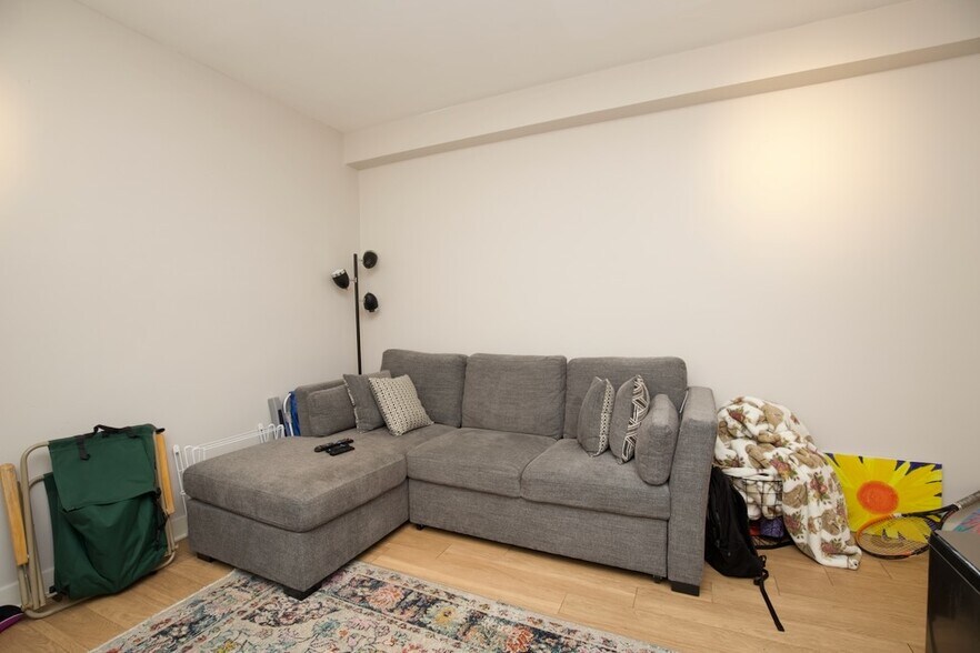 Building Photo - 511 W Belmont Ave