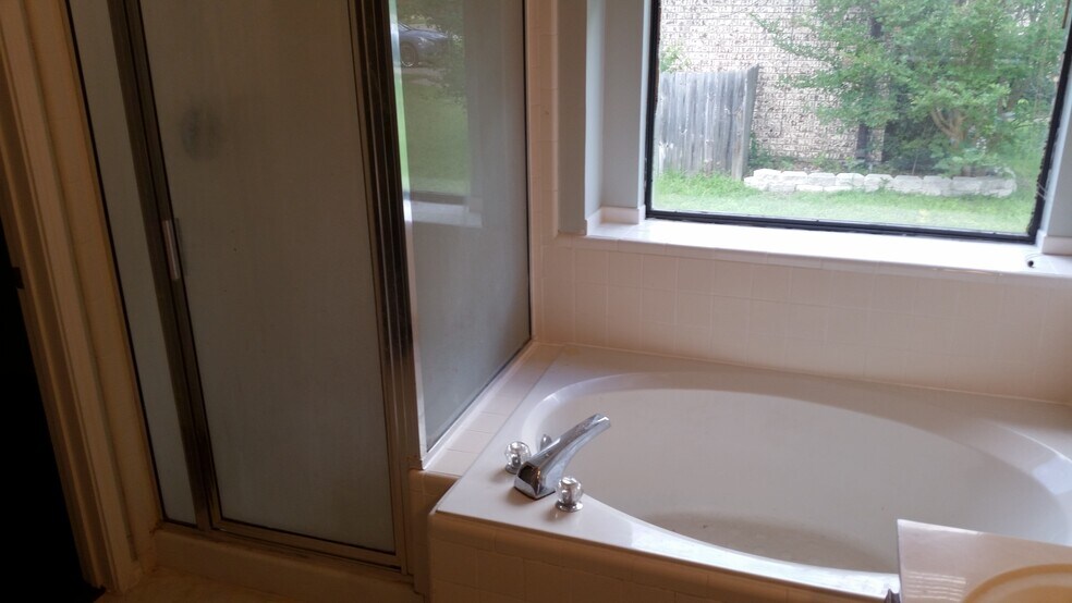 Building Photo - 206 Tomahawk Dr