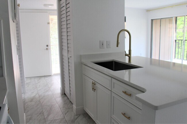 Building Photo - 2 Bedroom, 2 Bath in Deltona!