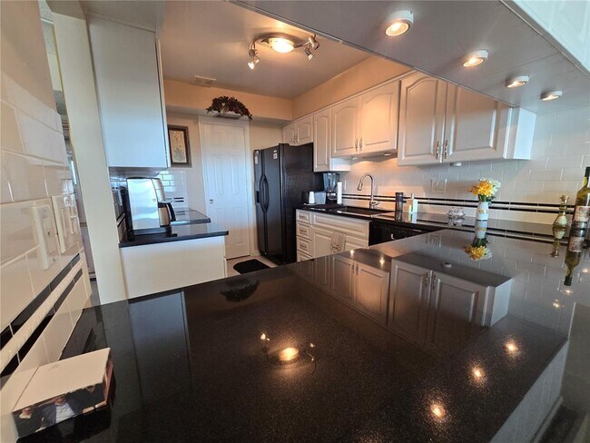 Building Photo - 634 Edgewater Dr