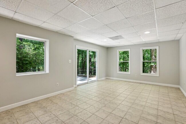 Building Photo - 110 Westchester Way