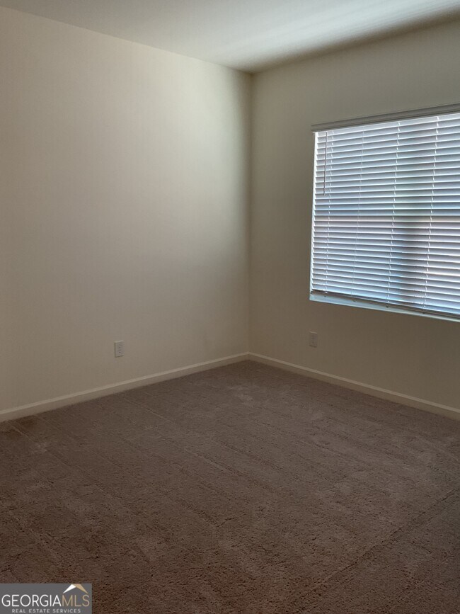 Building Photo - 305 Pond Ct