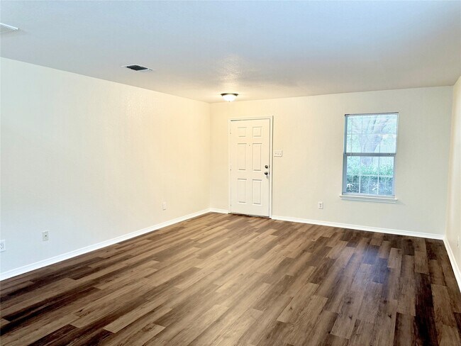 Building Photo - 3814 Silver Bridge Ln