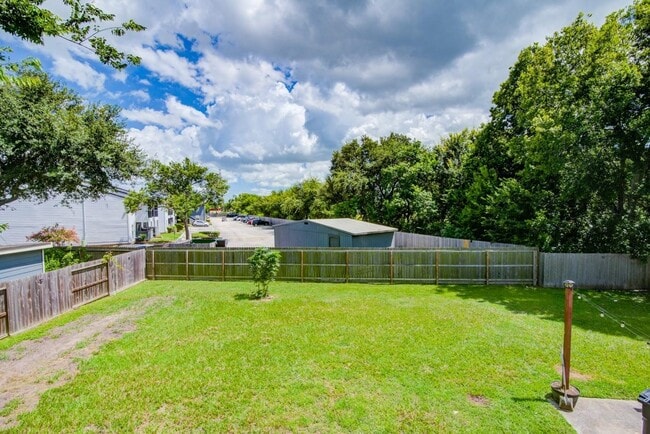 Building Photo - 402 Tresvant Dr