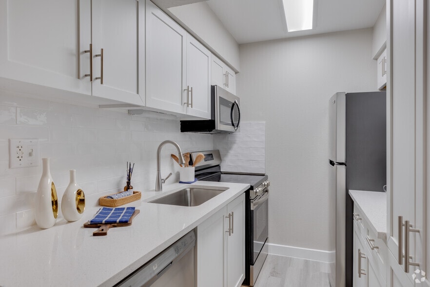 1BR, 1BA - 630SF - Kitchen - The Halston Apartments