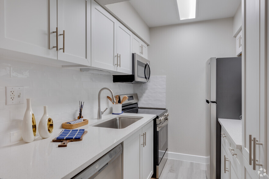 1BR, 1BA - 630SF - Kitchen - The Halston