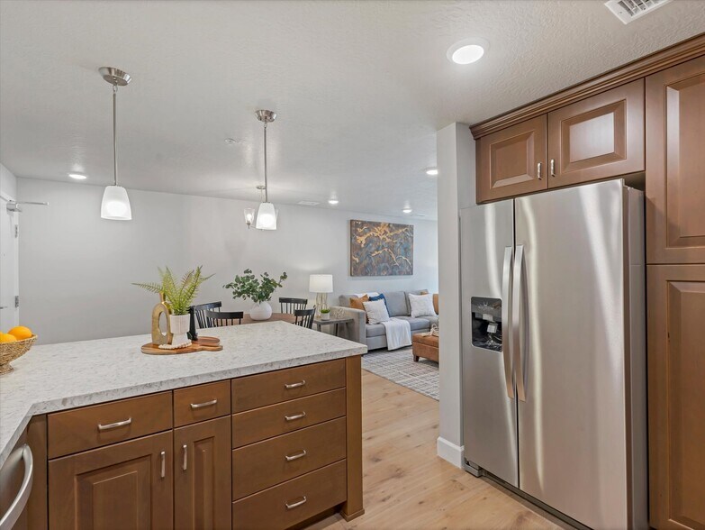 Building Photo - 1032 E 400 S