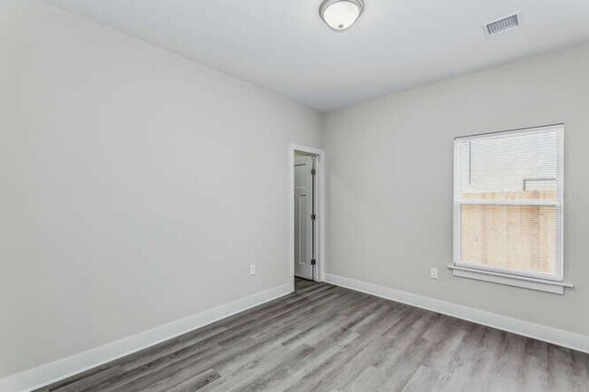 Building Photo - Gorgeous Town Home with Garage & Fenced Ya...