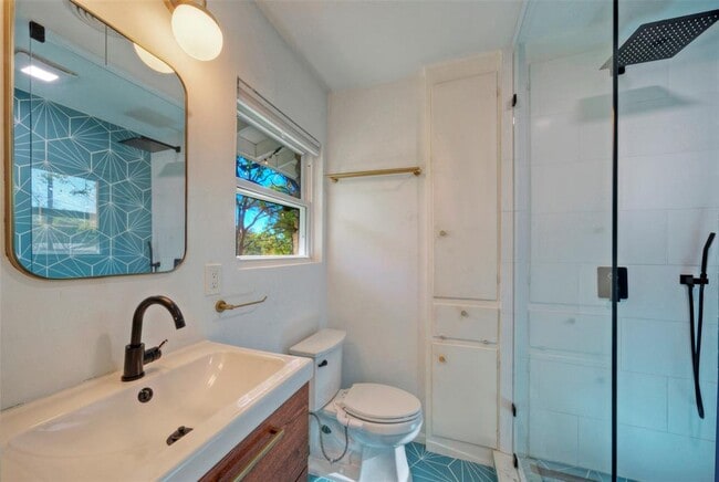 Building Photo - 1709 Mariposa Dr