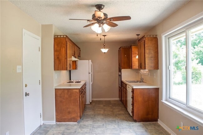Building Photo - 211 E Hogan Dr
