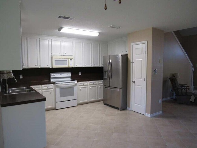Building Photo - 70 Lakeside Dr