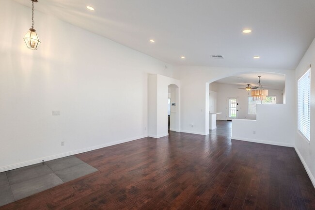 Building Photo - YEAR END MOVE IN SPECIAL!  NEWLY RENOVATED...