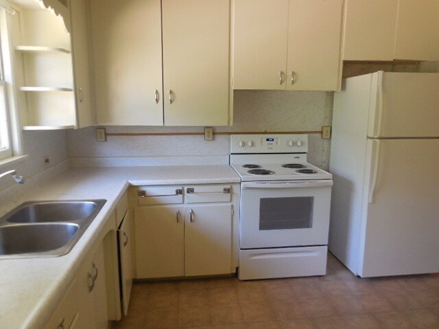 Building Photo - CHARMING GARDEN TRACT HOME