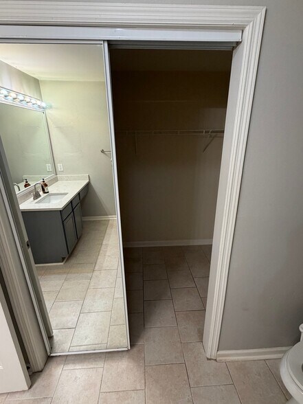 Building Photo - 700 Daniel Ellis Dr