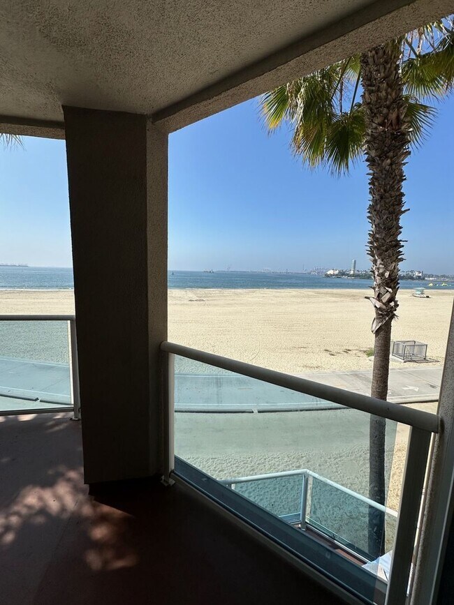 Building Photo - Beachfront Oasis - 3 bed 2 bath in Alamitos Beach