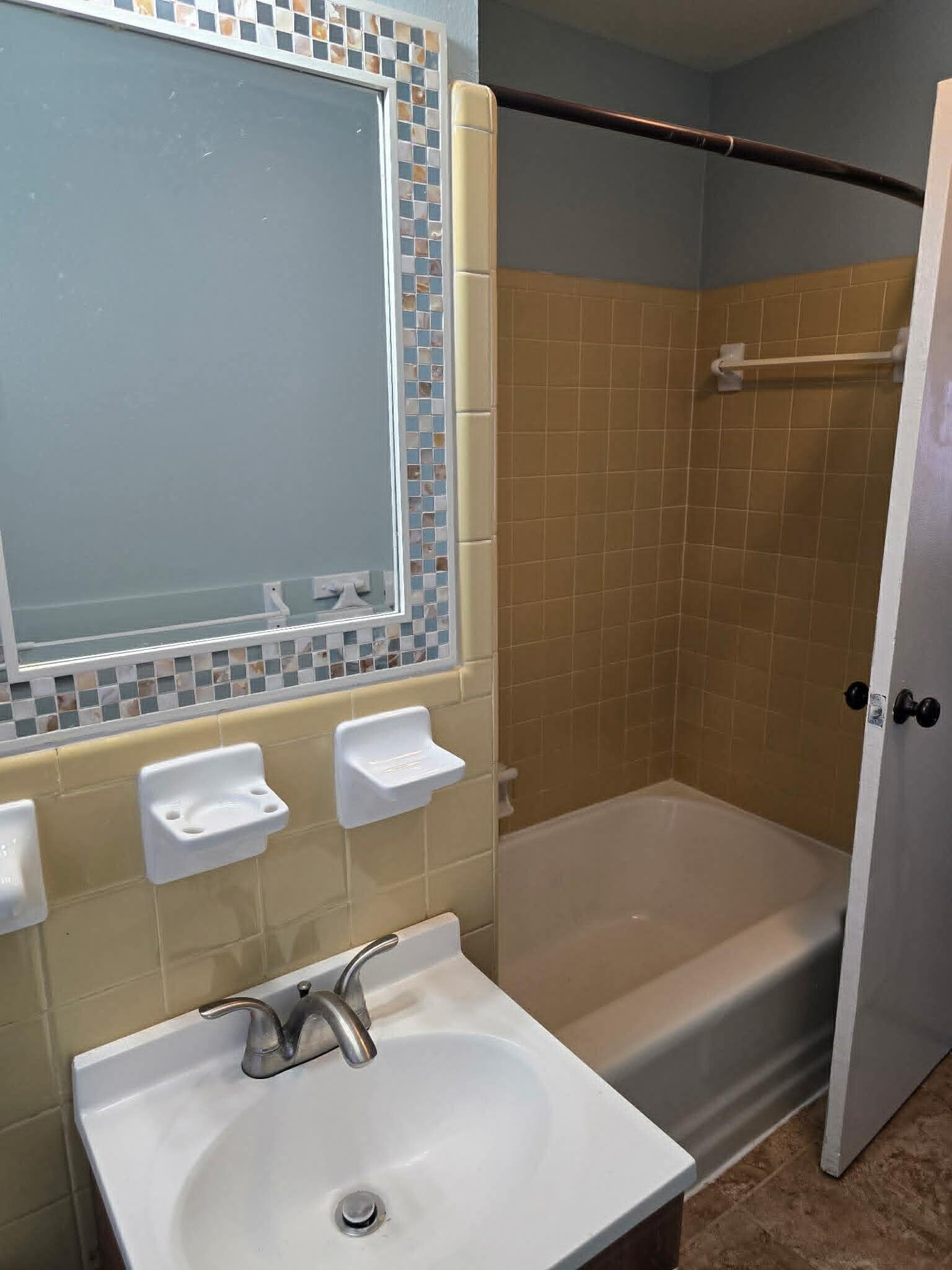 Building Photo - 1702 Wakefield Dr NE