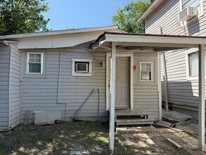 Building Photo - Charming 1-Bedroom Apartment with Hardwood Floors Near Downtown San Antonio