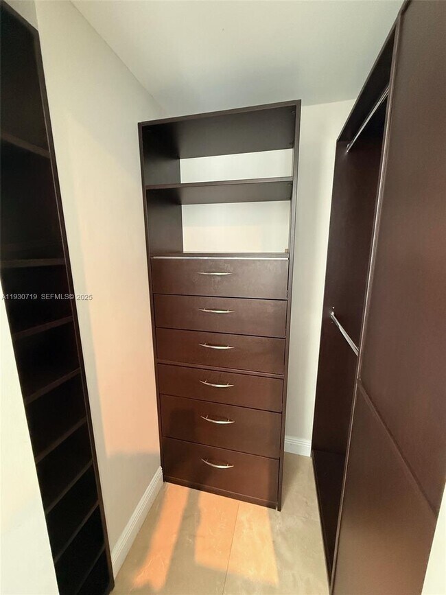 Building Photo - 480 NE 30th St