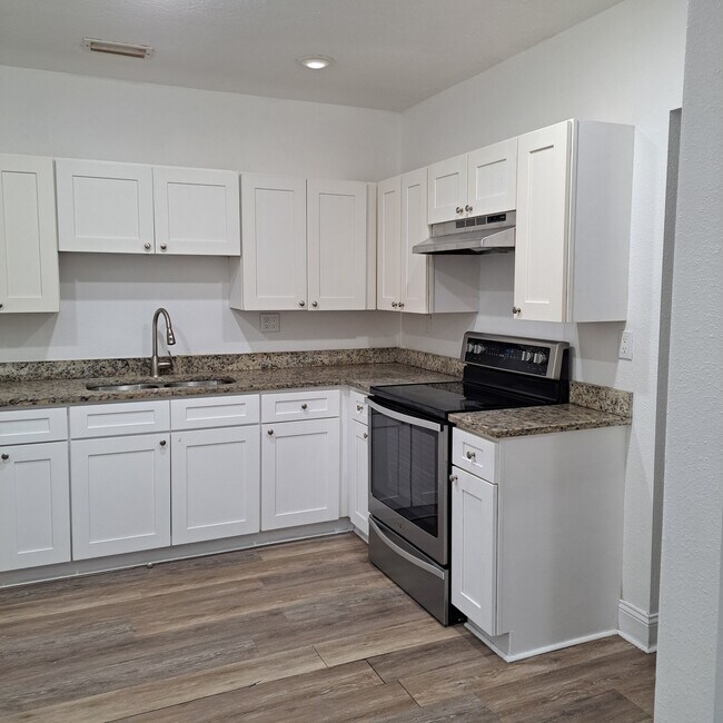 Building Photo - 1416 W 13th St