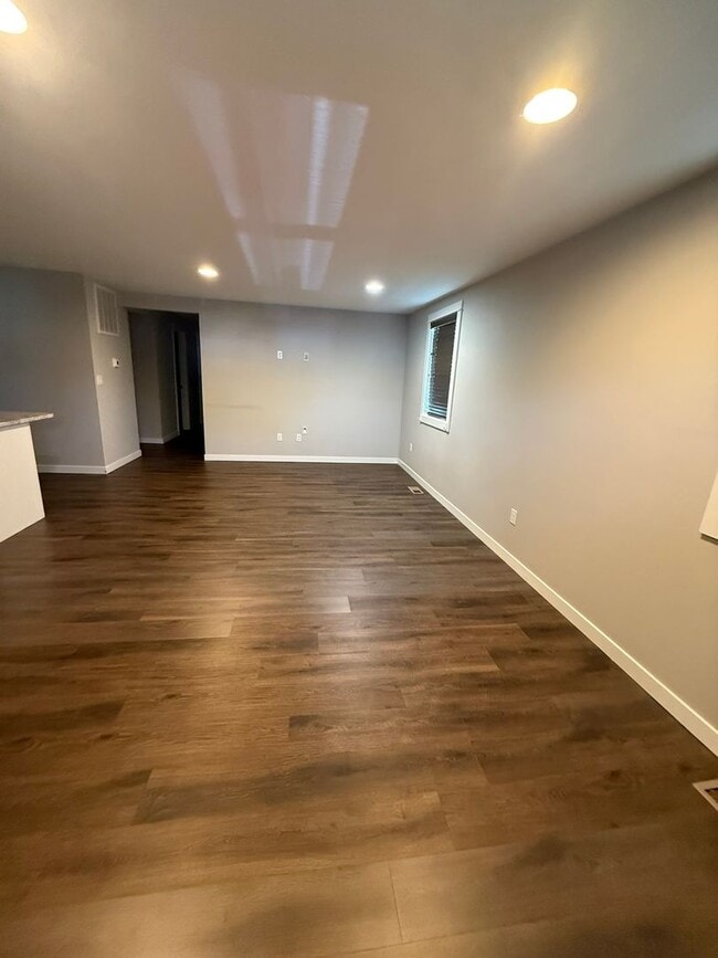 Building Photo - Beautifully renovated Pet Friendly Two Bed...