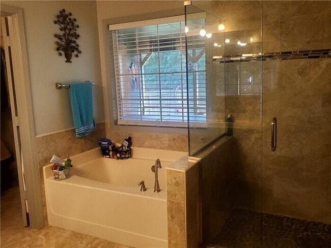 Building Photo - House - 4.5 beds 2 baths.