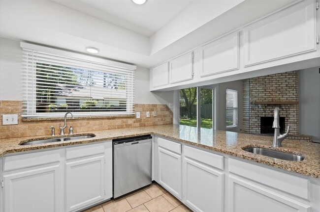Building Photo - 3218 Sycamore Springs Dr