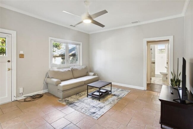 Building Photo - 653 Somerset Terrace NE