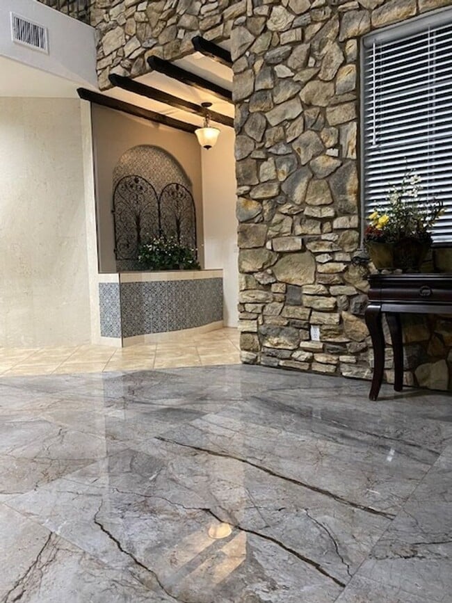 Building Photo - Beautiful 2 story home in Southern Highlands