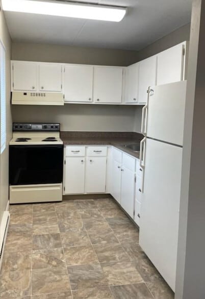 1 BD, 1 BA (700sqft) - Kitchen - Jefferson Arms Apartments