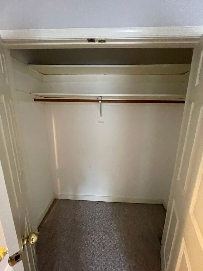 Building Photo - Large 2 Bedroom, 2.5 Bath Townhouse - Autu...