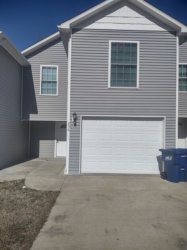 Building Photo - Center Duplex 2 Bed 1.5 Bath Benton KY