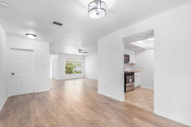 Building Photo - 6143 Tanglewood Dr NE