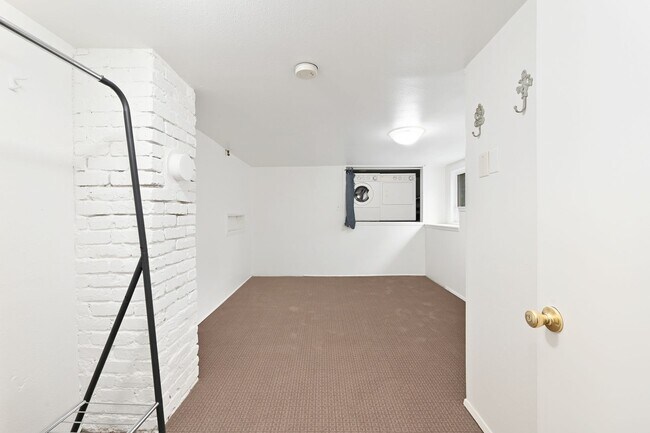 Building Photo - 5516 20th Ave NE