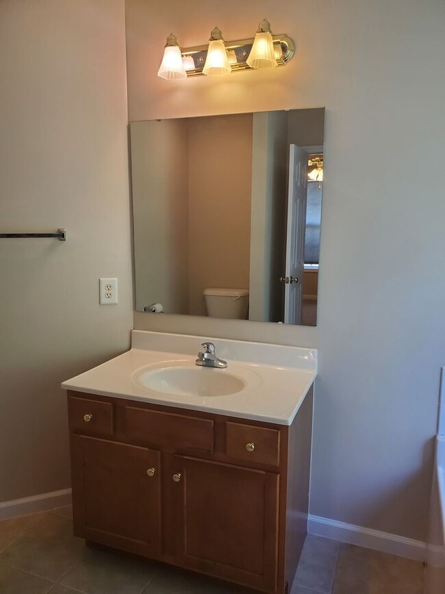 Building Photo - Charming 2 Story Home with Sun-Room!