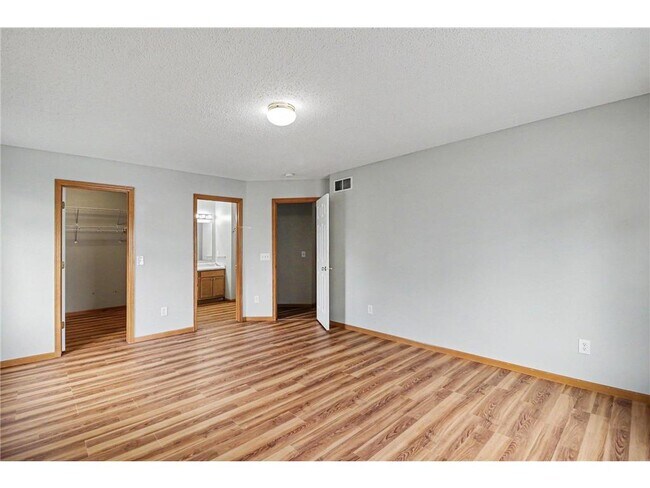 Building Photo - 130 River Woods Dr W