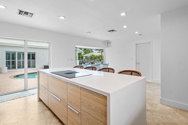 Building Photo - 1332 Tamarind Way