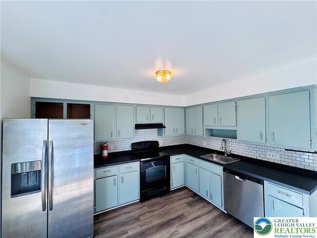 Building Photo - 235 Vista Dr