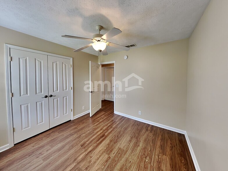 Building Photo - 3050 Weybridge Dr