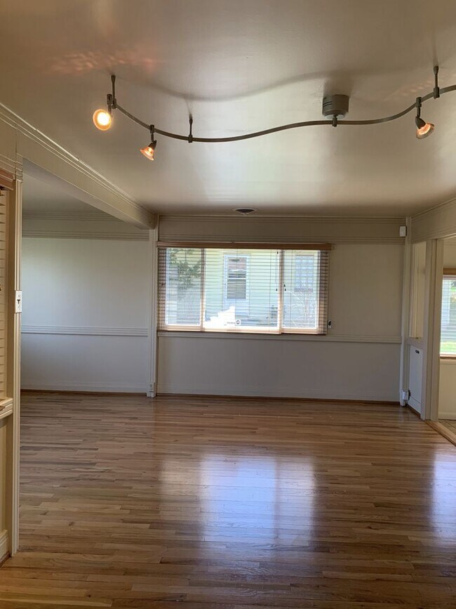 Building Photo - Evolve Real Estate: Available 6/6/2026! Quaint 3 Bedroom Ranch with Huge Yard in University Hills...