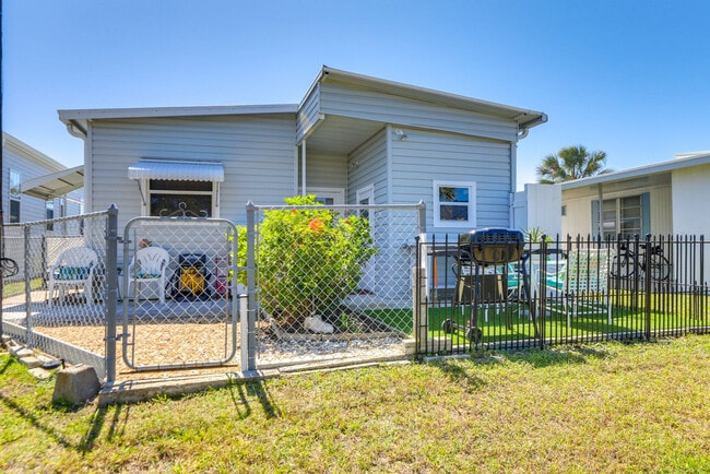 Building Photo - 670 N Green Cir
