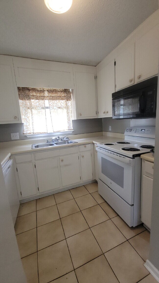 Building Photo - "Charming 2-Bed, 2-Bath Haven in Huntsville – Your Perfect Retreat Awaits!"