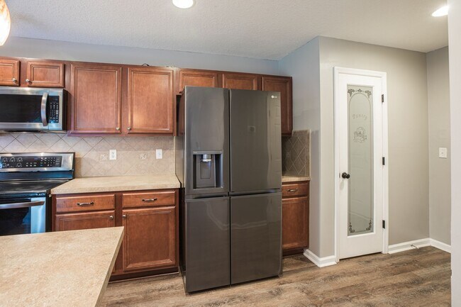 Building Photo - Beautiful 2 story home with fireplace