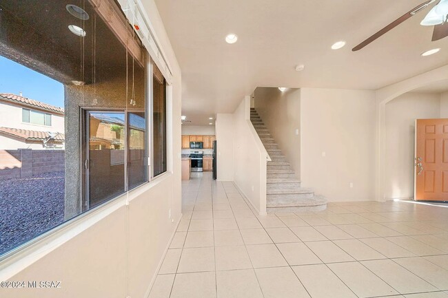 Building Photo - 4 bed/3bath in desirable Paseo Del Rio Community