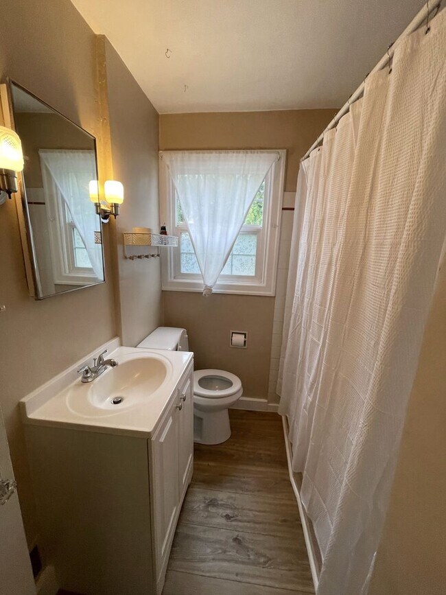 Building Photo - Renovated 3 Bed, 2 Bath House with Large Yard