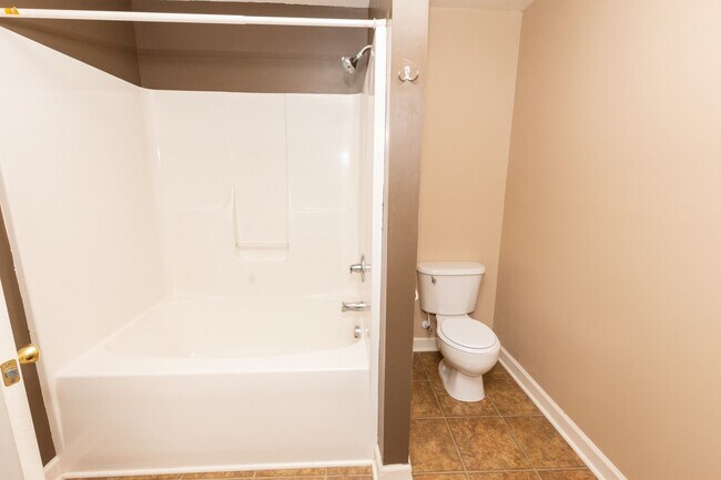 Building Photo - 104 Streamwood Dr