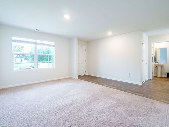 Building Photo - 551 Poppleton Dr