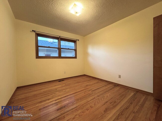 Building Photo - Charming 4 bedroom Rambler!