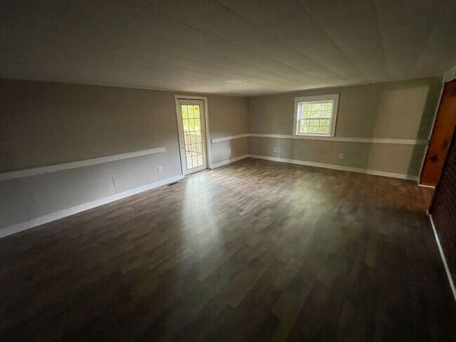 Building Photo - 3 bedroom 1.5 bath house available!   Large yard!